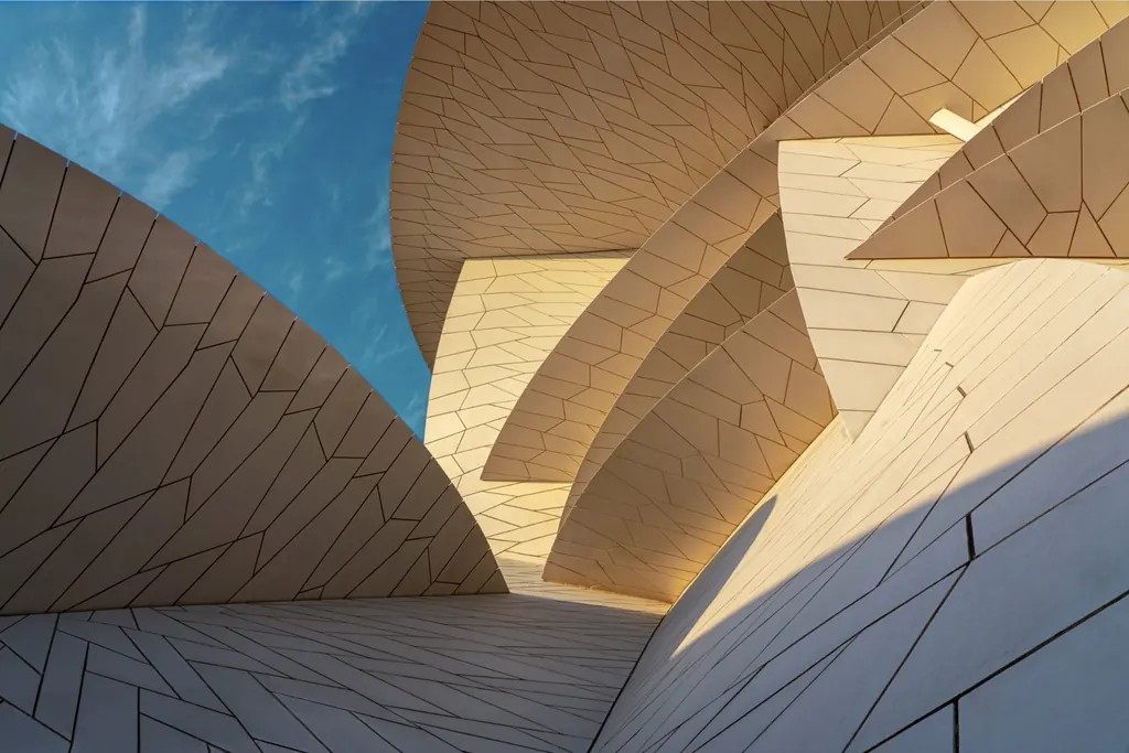 Arquitectura contemporánea con líneas precisas y acabados dorados