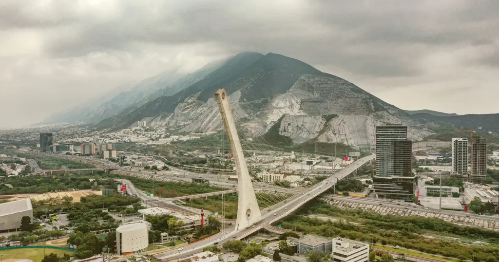Vista de Monterrey, Nuevo León, y el Puente Atirantado